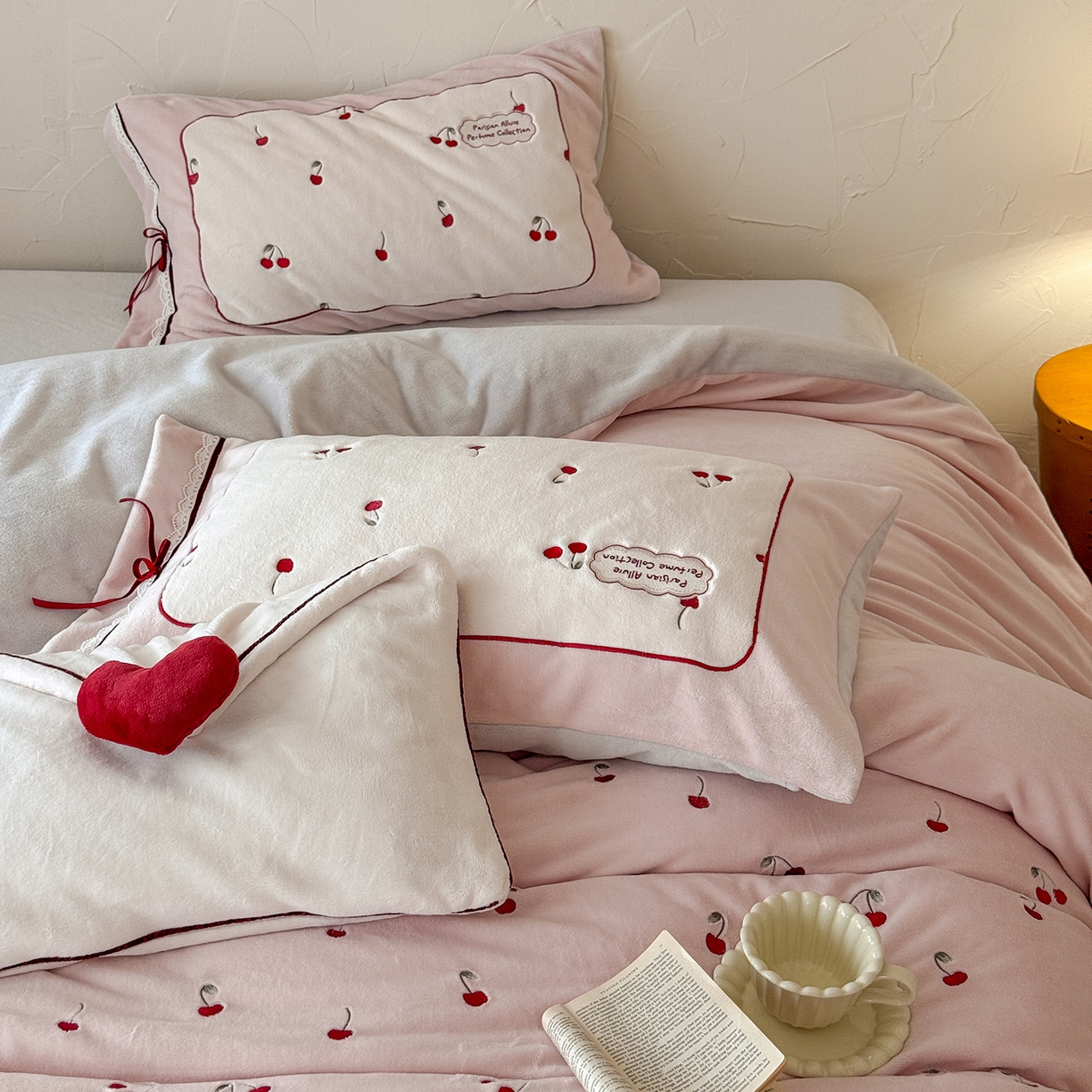 91家纺网 家纺一手货源 找家纺 极简 2025新款牛奶绒蝴蝶结刺绣四件套-樱桃慕斯 樱桃慕斯-粉