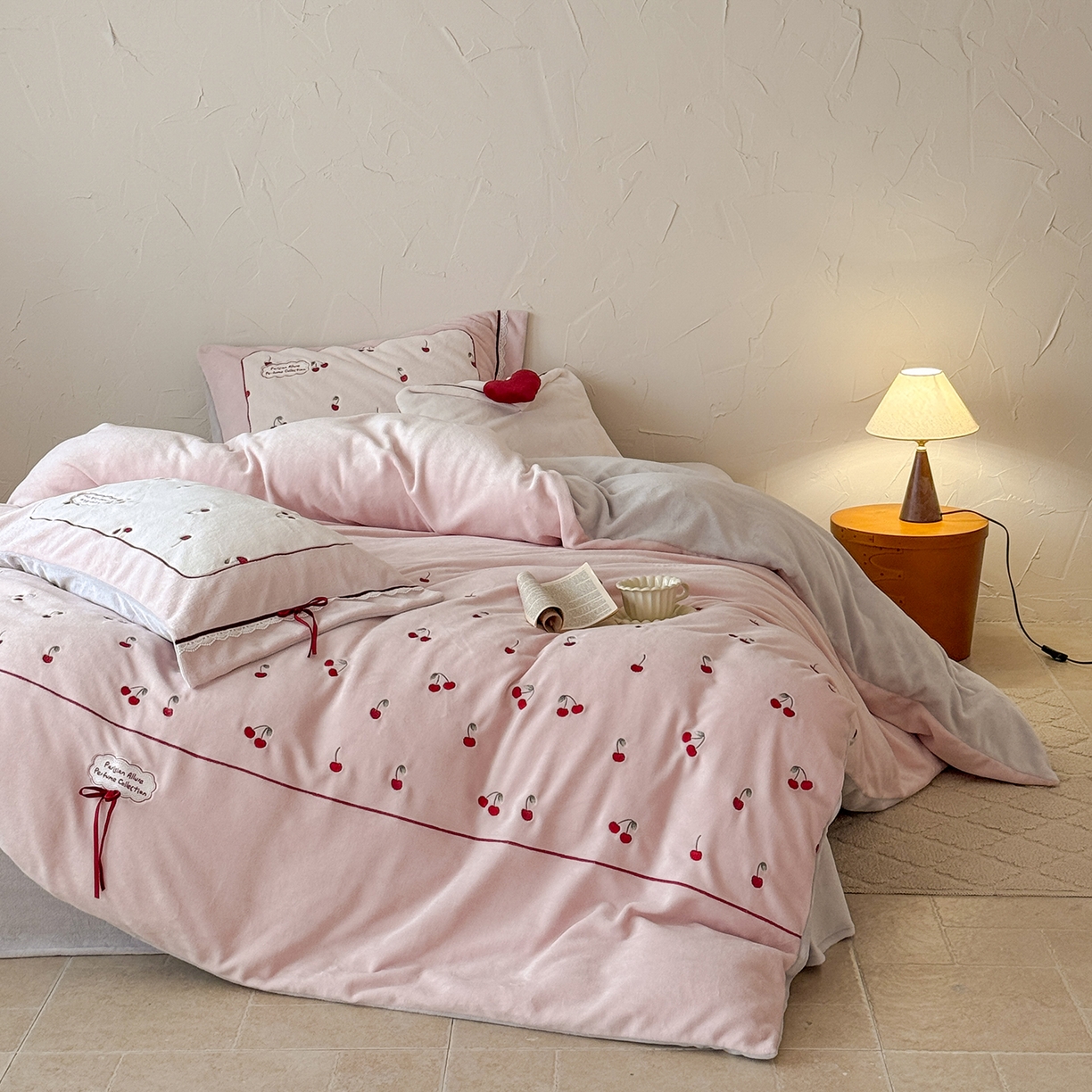 91家纺网 家纺一手货源 找家纺 极简 2025新款牛奶绒蝴蝶结刺绣四件套-樱桃慕斯 樱桃慕斯-粉