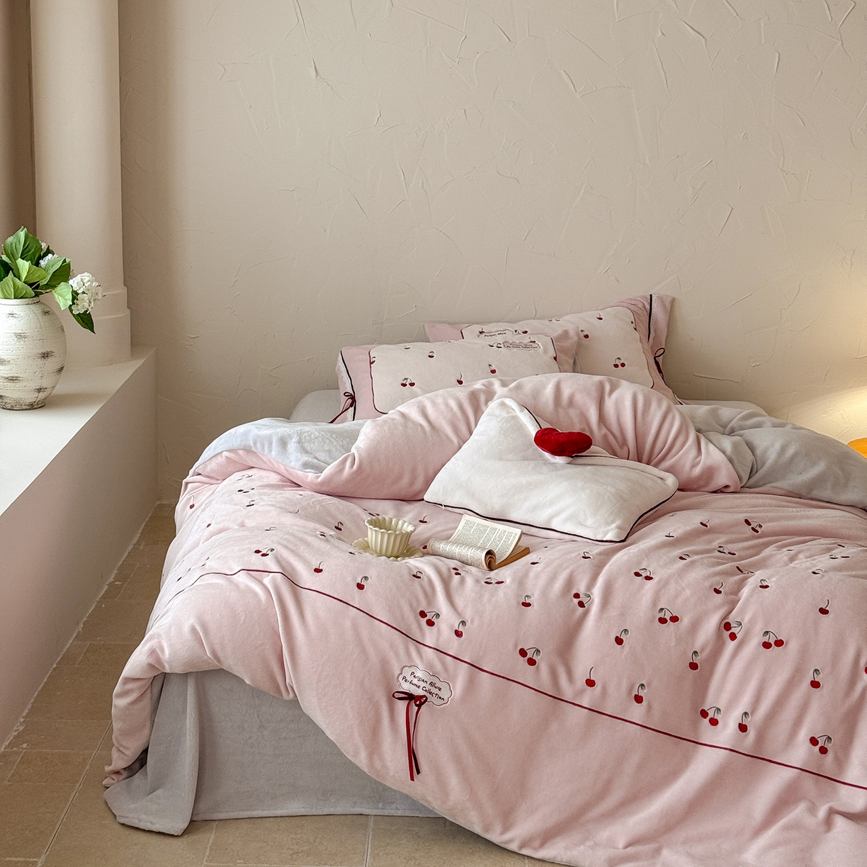 91家纺网 家纺一手货源 找家纺 极简 2025新款牛奶绒蝴蝶结刺绣四件套-樱桃慕斯 樱桃慕斯-粉