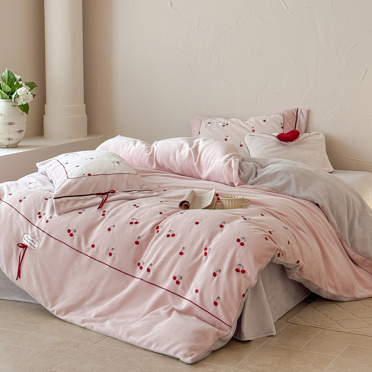 91家纺网 家纺一手货源 找家纺 极简 2025新款牛奶绒蝴蝶结刺绣四件套-樱桃慕斯 樱桃慕斯-粉
