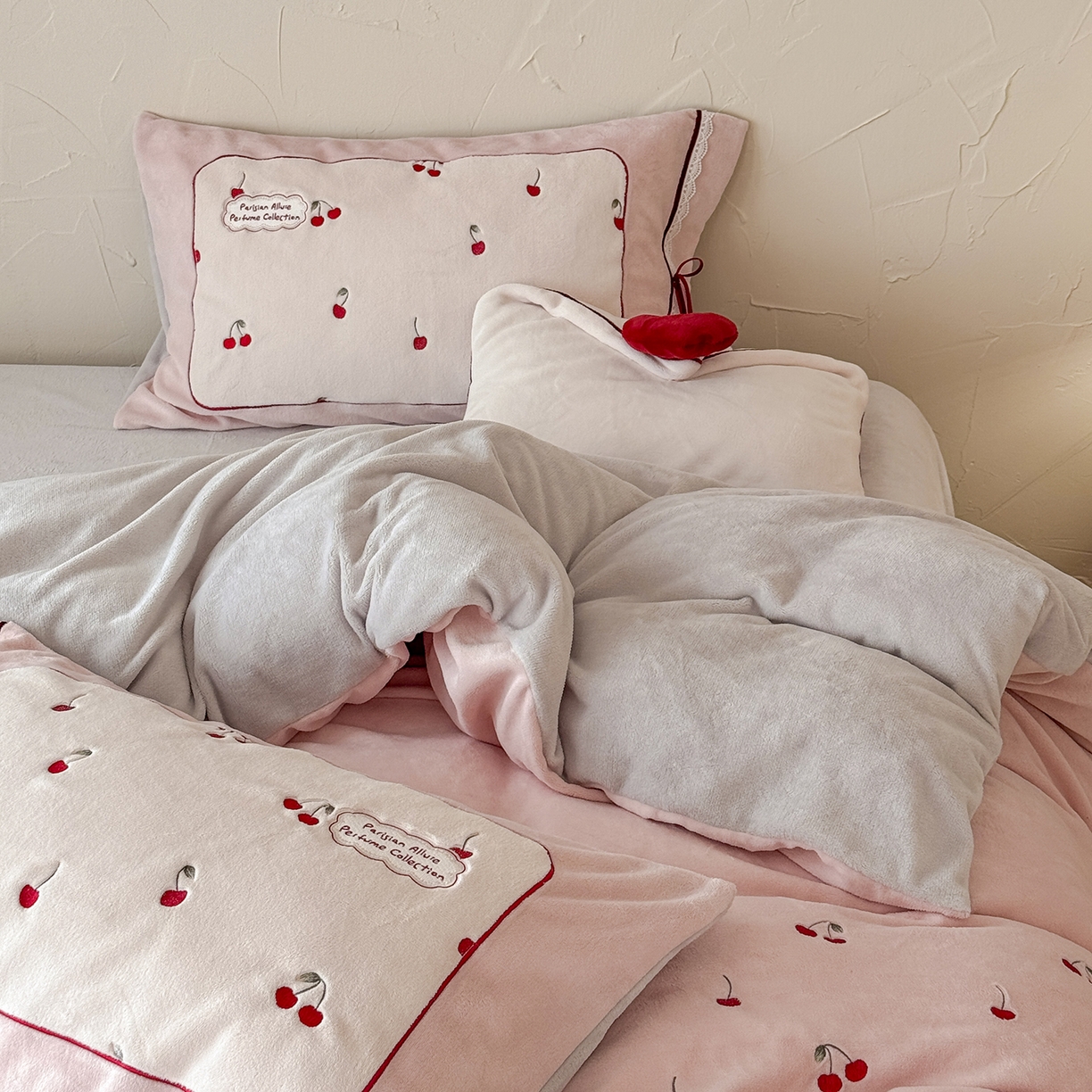 91家纺网 家纺一手货源 找家纺 极简 2025新款牛奶绒蝴蝶结刺绣四件套-樱桃慕斯 樱桃慕斯-粉