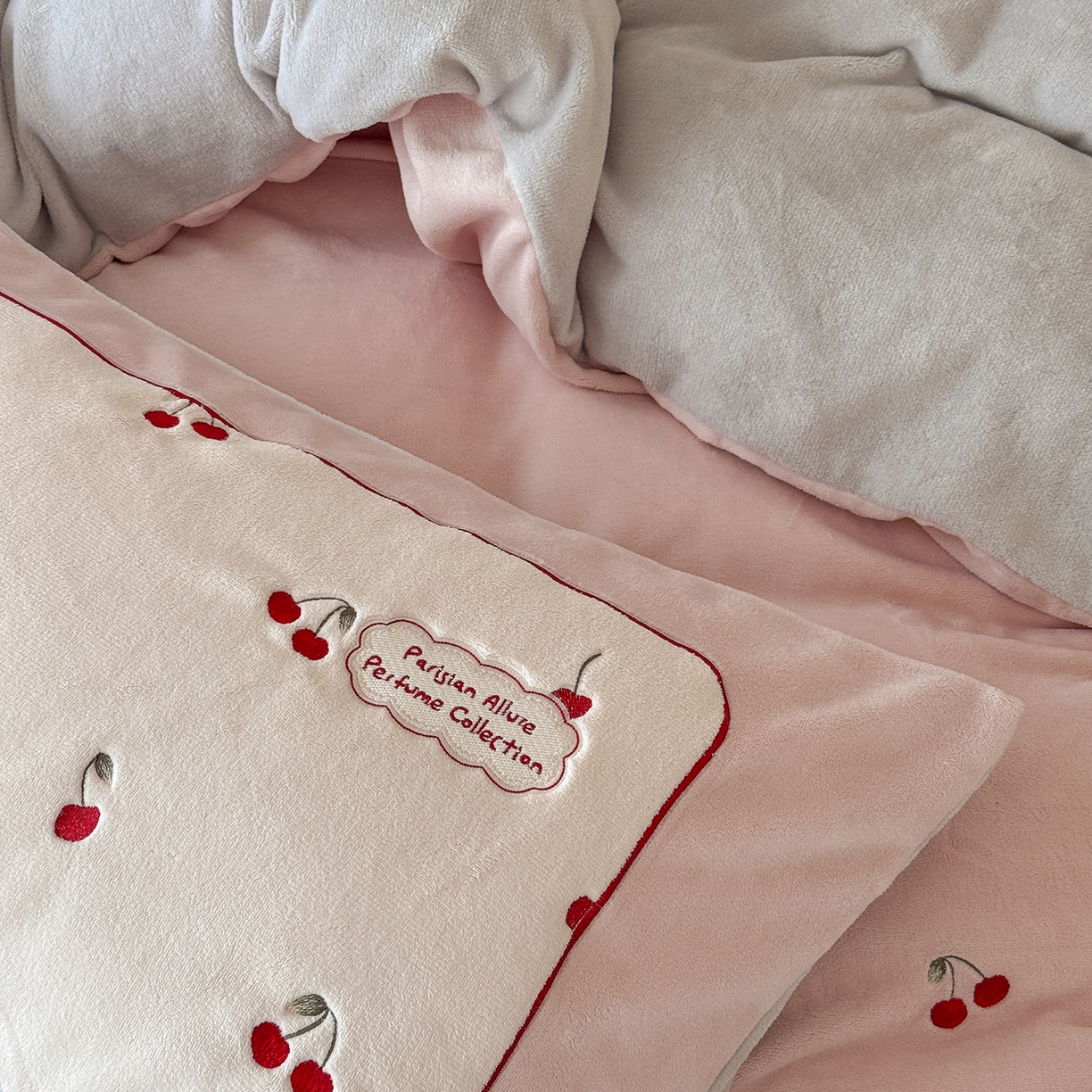 91家纺网 家纺一手货源 找家纺 极简 2025新款牛奶绒蝴蝶结刺绣四件套-樱桃慕斯 樱桃慕斯-粉