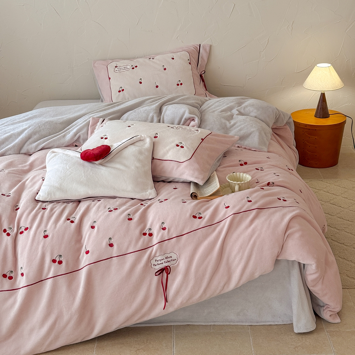 91家纺网 家纺一手货源 找家纺 极简 2025新款牛奶绒蝴蝶结刺绣四件套-樱桃慕斯 樱桃慕斯-粉