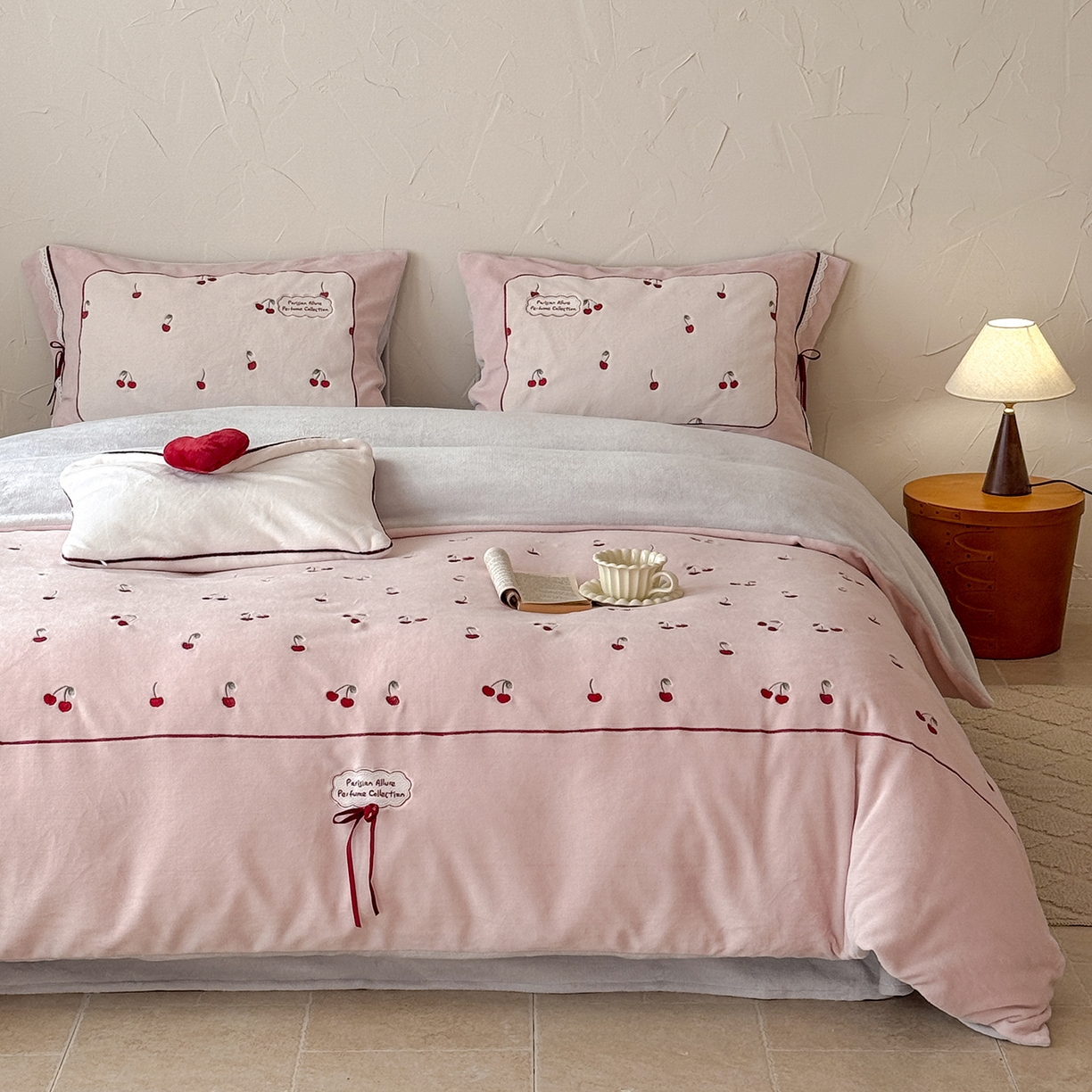 91家纺网 家纺一手货源 找家纺 极简 2025新款牛奶绒蝴蝶结刺绣四件套-樱桃慕斯 樱桃慕斯-粉