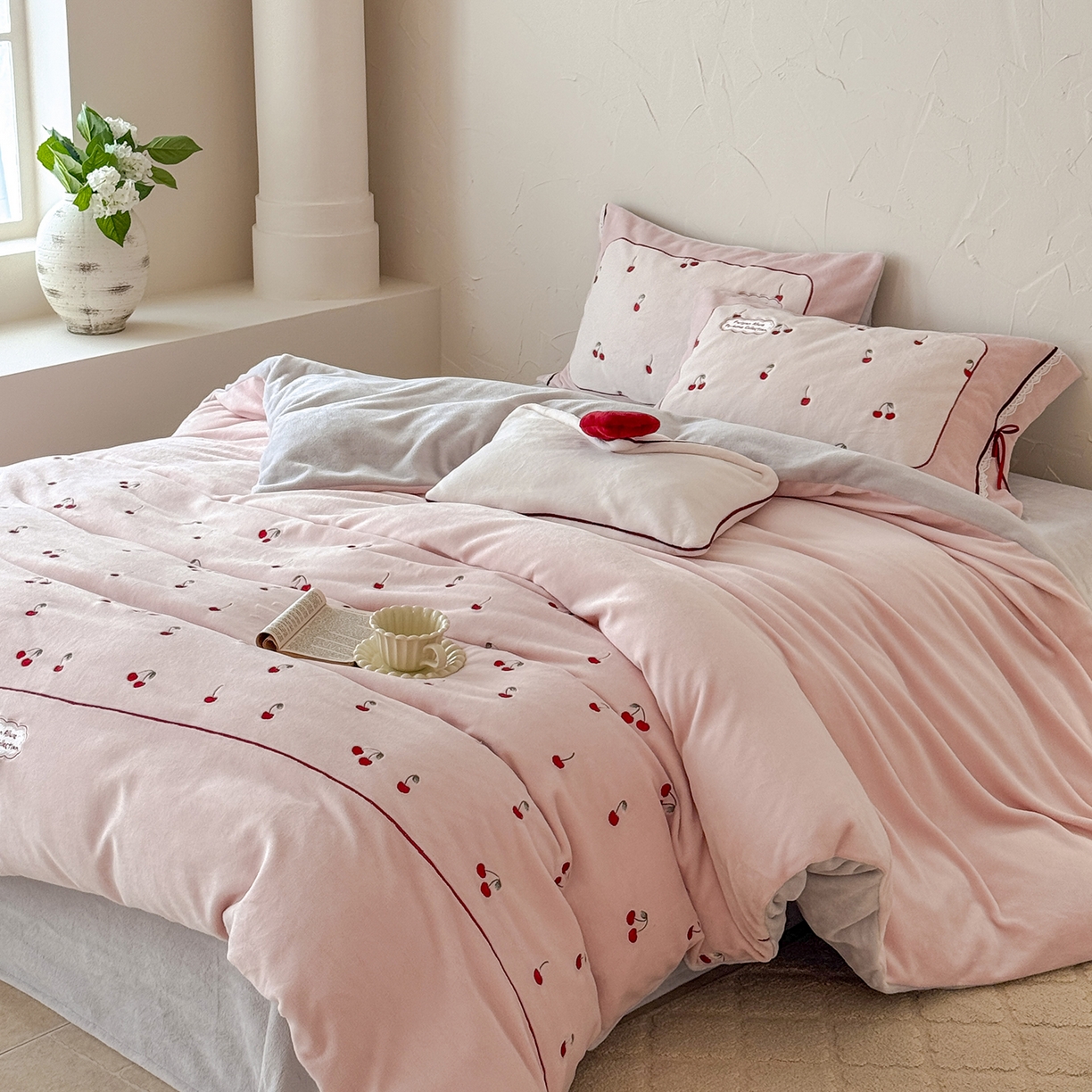 91家纺网 家纺一手货源 找家纺 极简 2025新款牛奶绒蝴蝶结刺绣四件套-樱桃慕斯 樱桃慕斯-粉