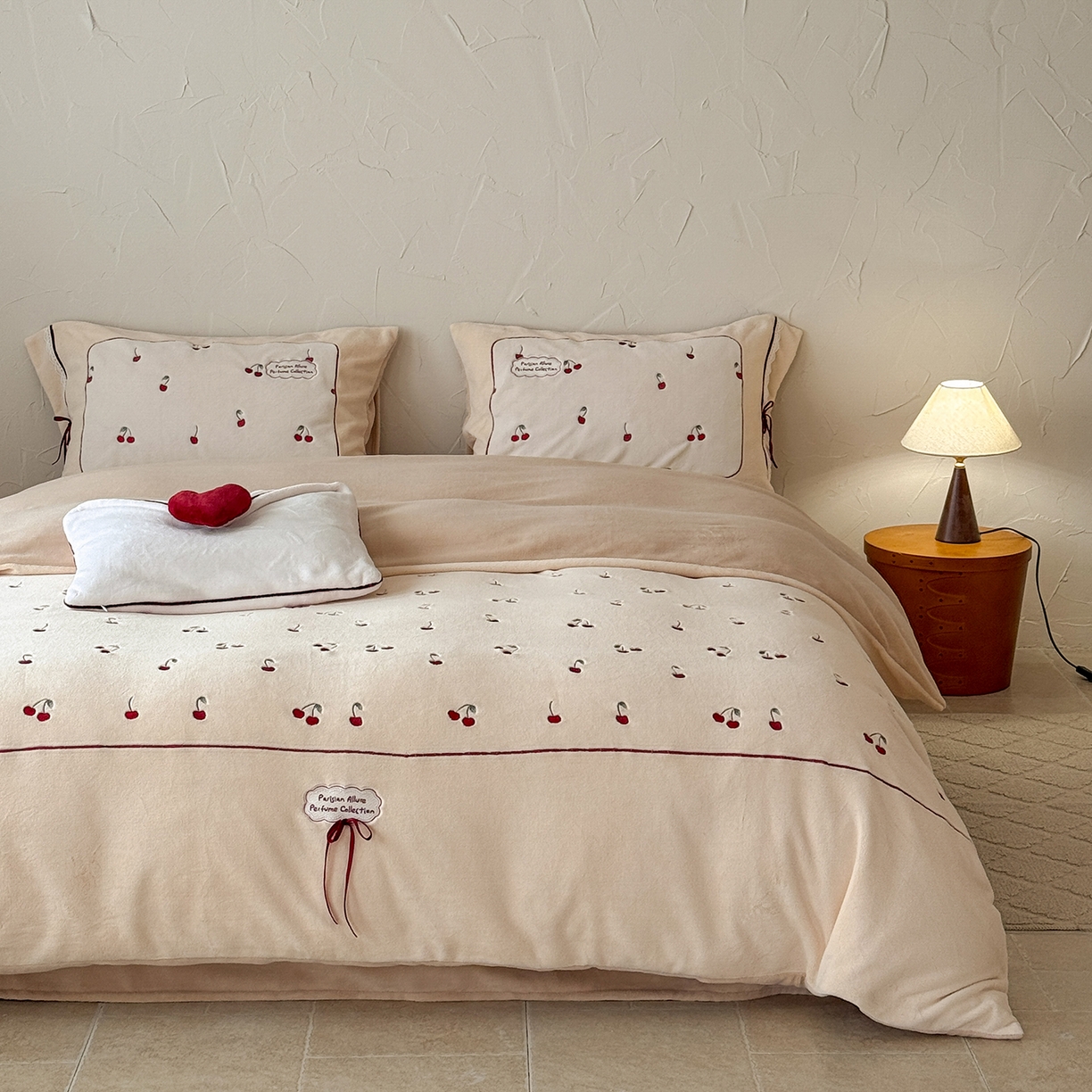 91家纺网 家纺一手货源 找家纺 极简 2025新款牛奶绒蝴蝶结刺绣四件套-樱桃慕斯 樱桃慕斯-咖