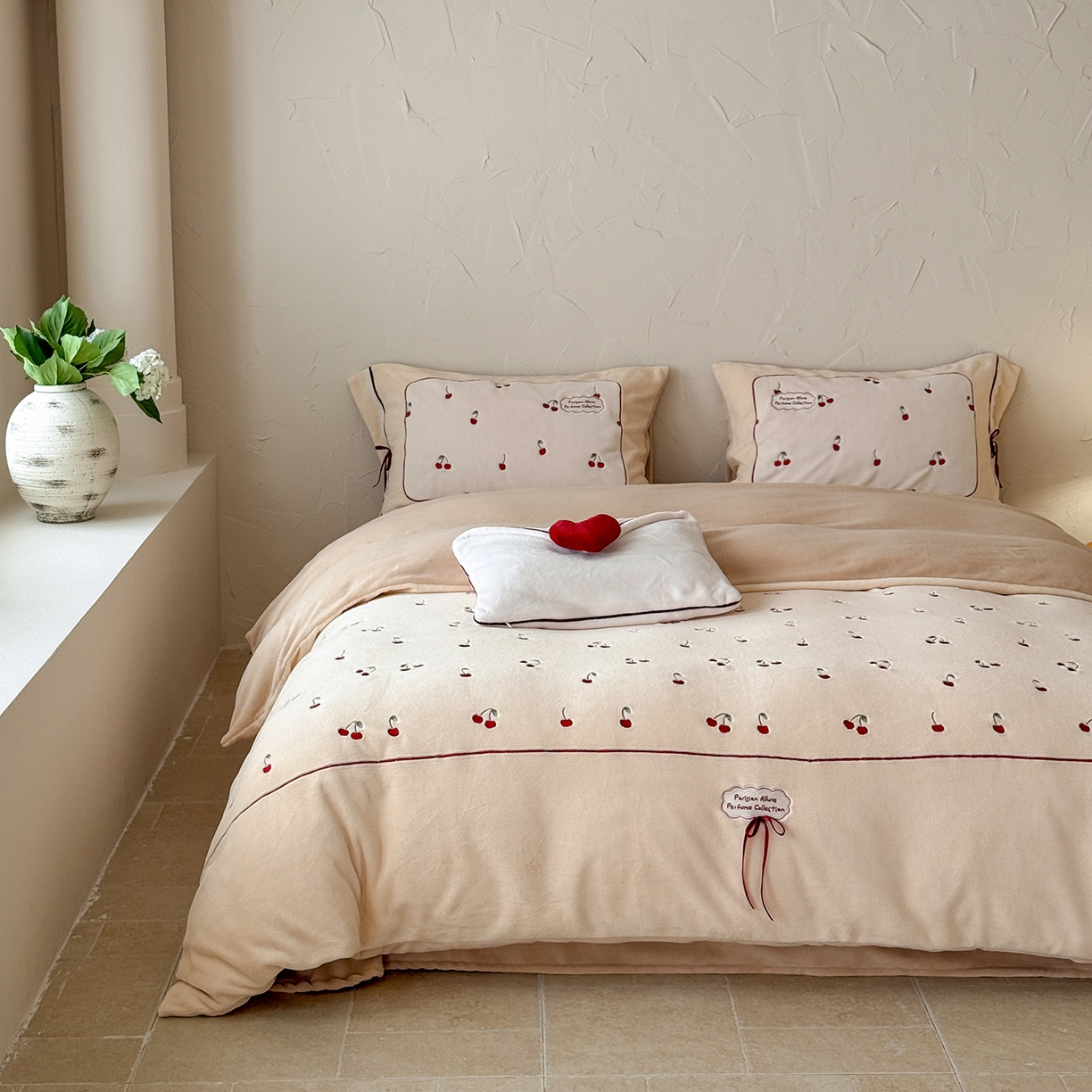 91家纺网 家纺一手货源 找家纺 极简 2025新款牛奶绒蝴蝶结刺绣四件套-樱桃慕斯 樱桃慕斯-咖