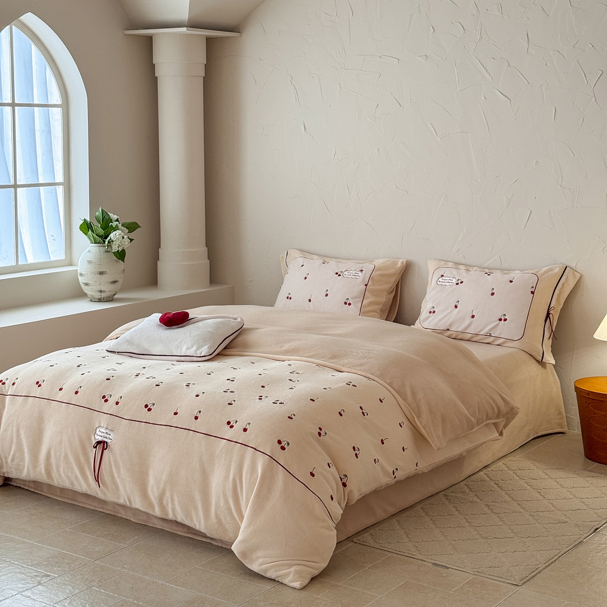 91家纺网 家纺一手货源 找家纺 极简 2025新款牛奶绒蝴蝶结刺绣四件套-樱桃慕斯 樱桃慕斯-咖