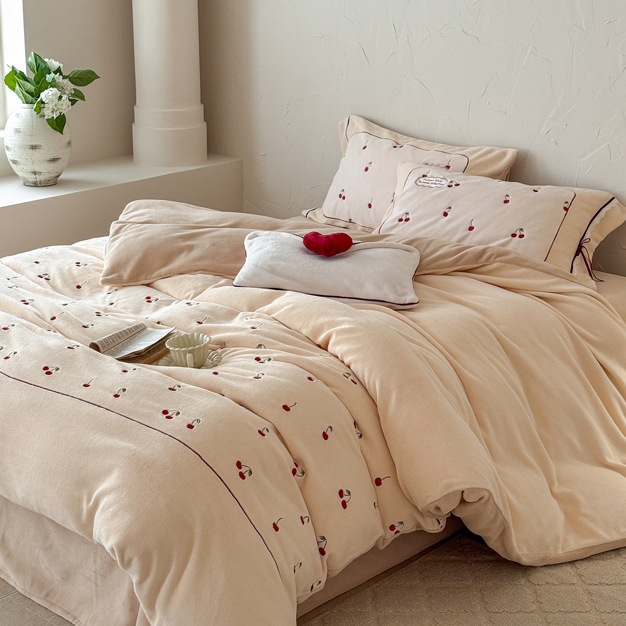 91家纺网 家纺一手货源 找家纺 极简 2025新款牛奶绒蝴蝶结刺绣四件套-樱桃慕斯 樱桃慕斯-咖