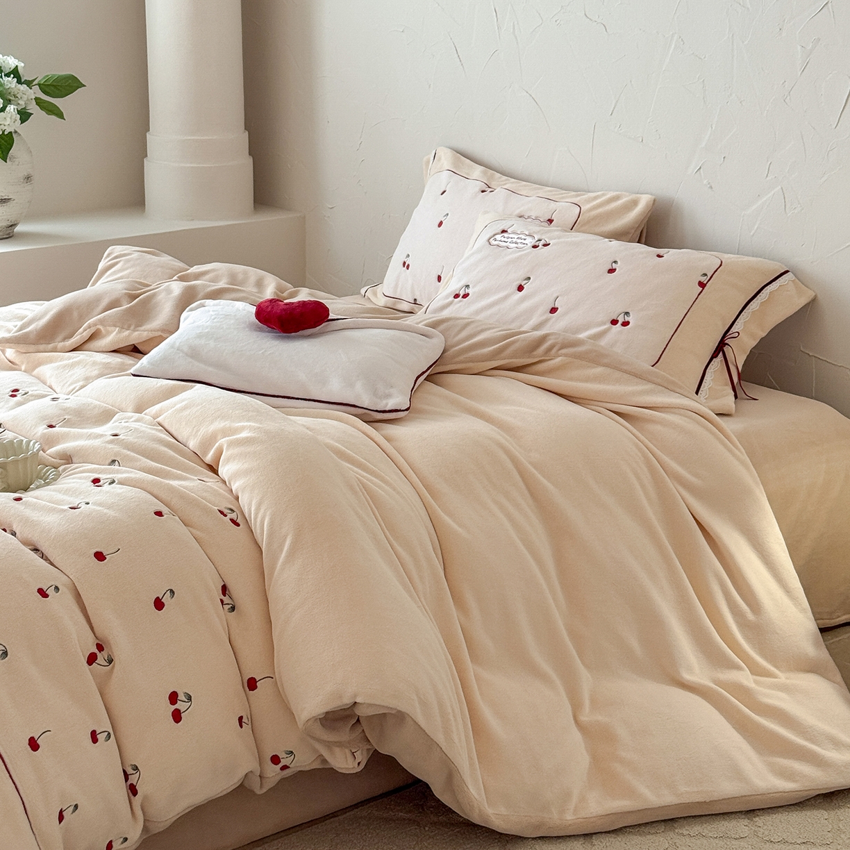 91家纺网 家纺一手货源 找家纺 极简 2025新款牛奶绒蝴蝶结刺绣四件套-樱桃慕斯 樱桃慕斯-咖