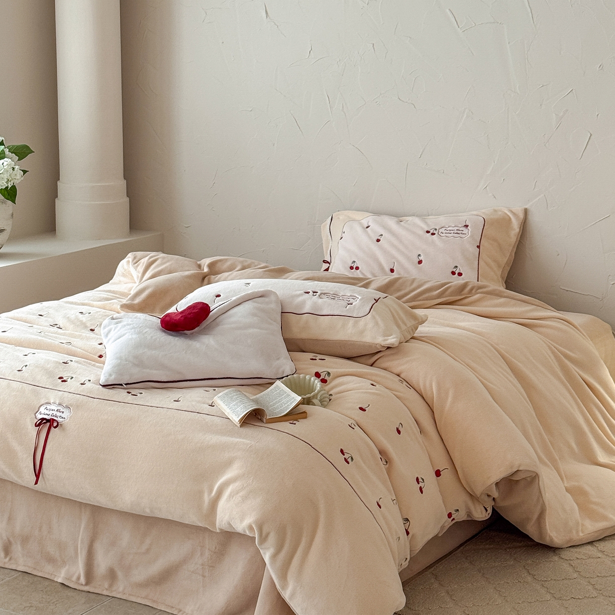 91家纺网 家纺一手货源 找家纺 极简 2025新款牛奶绒蝴蝶结刺绣四件套-樱桃慕斯 樱桃慕斯-咖