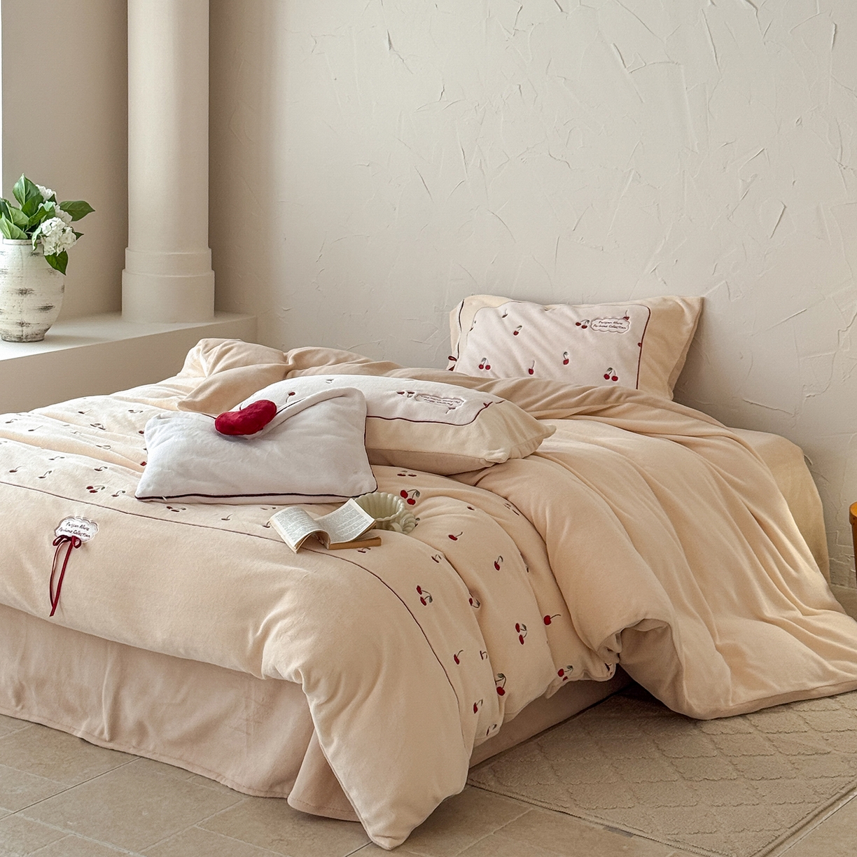 91家纺网 家纺一手货源 找家纺 极简 2025新款牛奶绒蝴蝶结刺绣四件套-樱桃慕斯 樱桃慕斯-咖