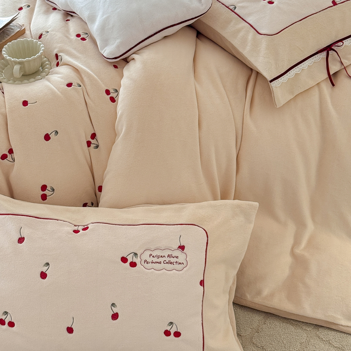 91家纺网 家纺一手货源 找家纺 极简 2025新款牛奶绒蝴蝶结刺绣四件套-樱桃慕斯 樱桃慕斯-咖