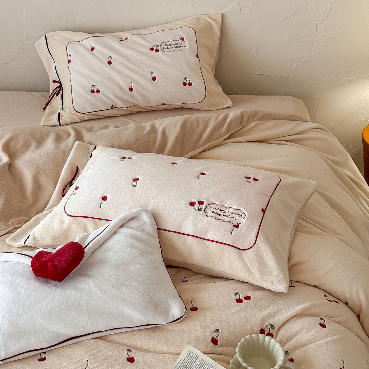 91家纺网 家纺一手货源 找家纺 极简 2025新款牛奶绒蝴蝶结刺绣四件套-樱桃慕斯 樱桃慕斯-咖