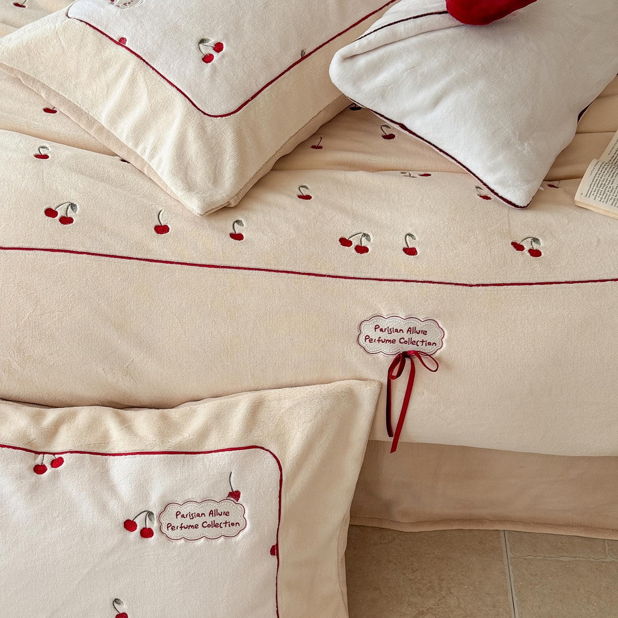 91家纺网 家纺一手货源 找家纺 极简 2025新款牛奶绒蝴蝶结刺绣四件套-樱桃慕斯 樱桃慕斯-咖