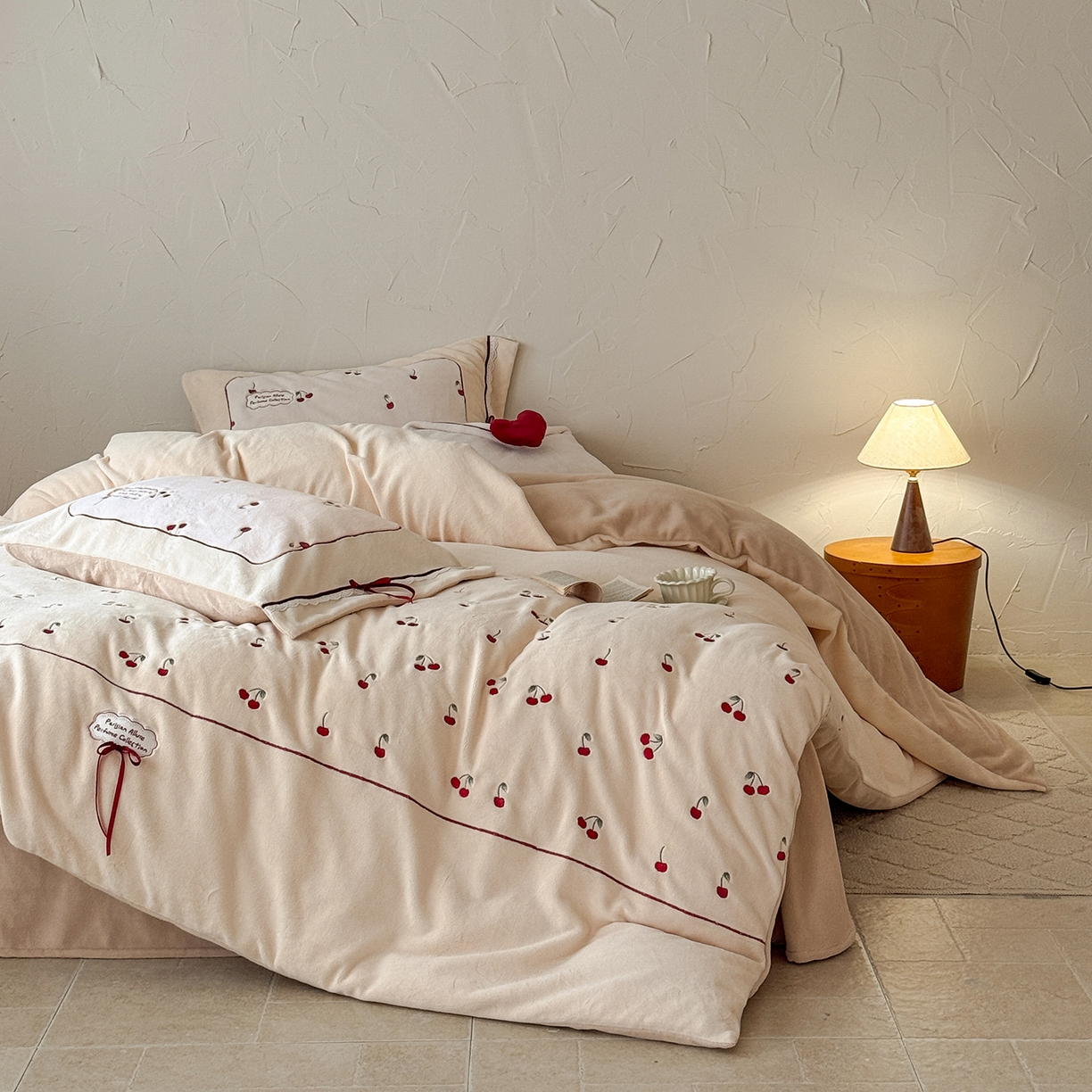 91家纺网 家纺一手货源 找家纺 极简 2025新款牛奶绒蝴蝶结刺绣四件套-樱桃慕斯 樱桃慕斯-咖