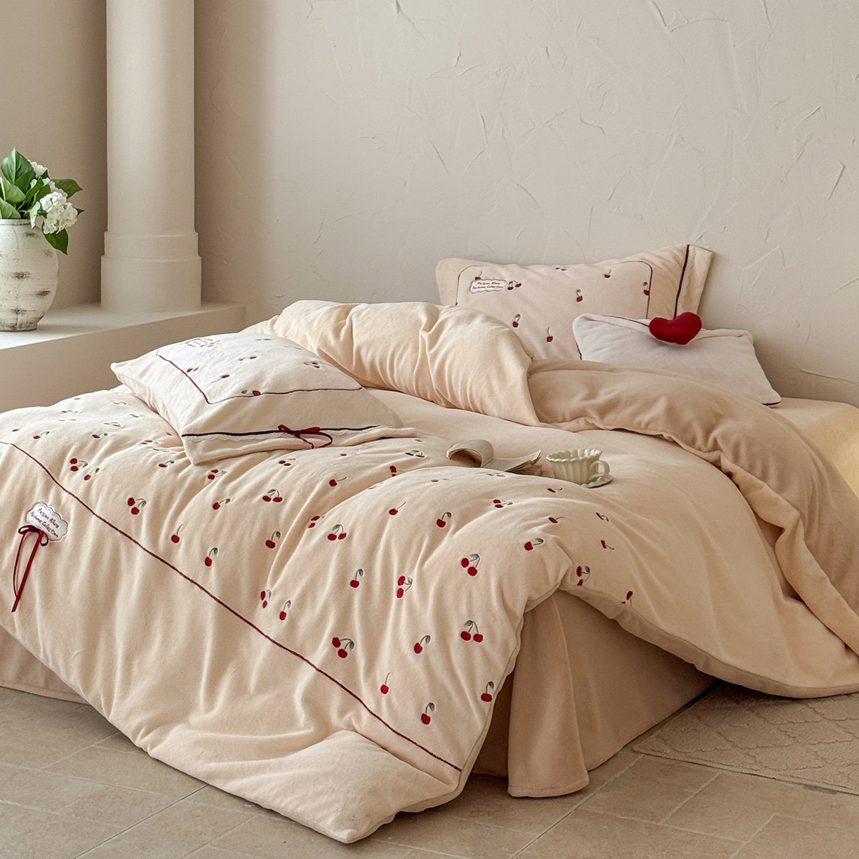 91家纺网 家纺一手货源 找家纺 极简 2025新款牛奶绒蝴蝶结刺绣四件套-樱桃慕斯 樱桃慕斯-咖