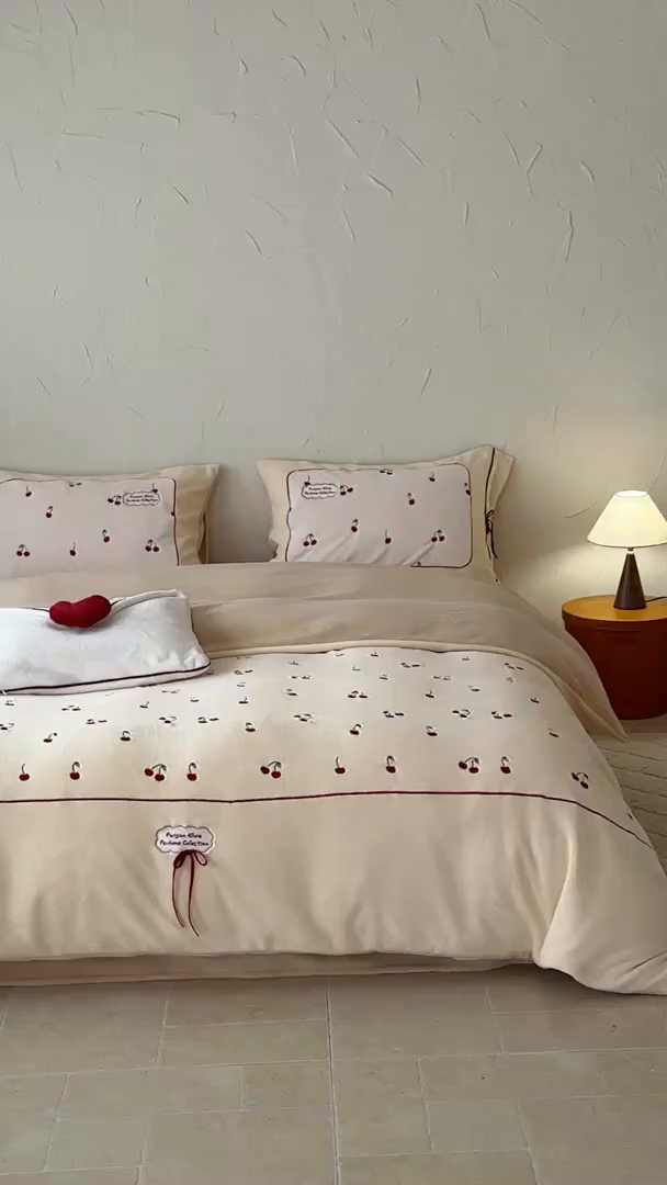 91家纺网 家纺一手货源 找家纺 极简 2025新款牛奶绒蝴蝶结刺绣四件套-樱桃慕斯 樱桃慕斯-咖