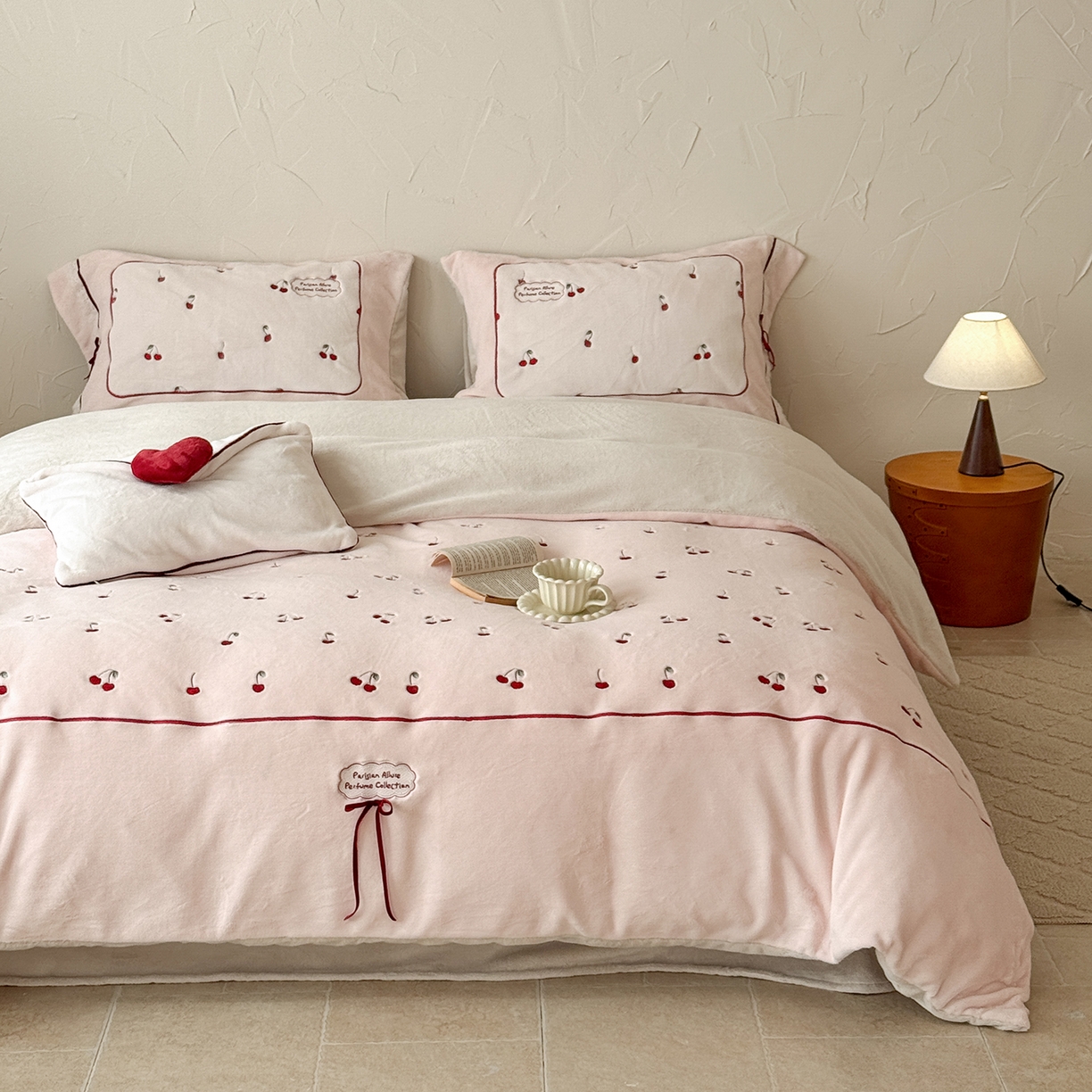 91家纺网 家纺一手货源 找家纺 极简 2025新款牛奶绒蝴蝶结刺绣四件套-樱桃慕斯 樱桃慕斯-玉