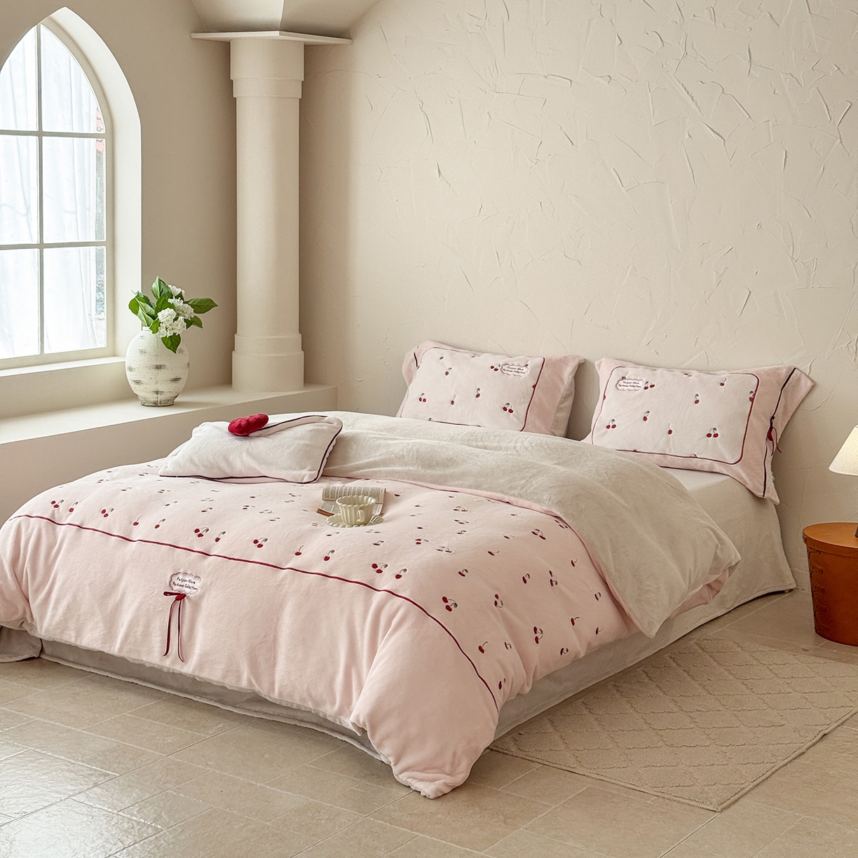 91家纺网 家纺一手货源 找家纺 极简 2025新款牛奶绒蝴蝶结刺绣四件套-樱桃慕斯 樱桃慕斯-玉