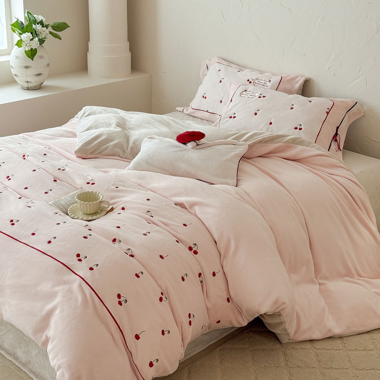 91家纺网 家纺一手货源 找家纺 极简 2025新款牛奶绒蝴蝶结刺绣四件套-樱桃慕斯 樱桃慕斯-玉