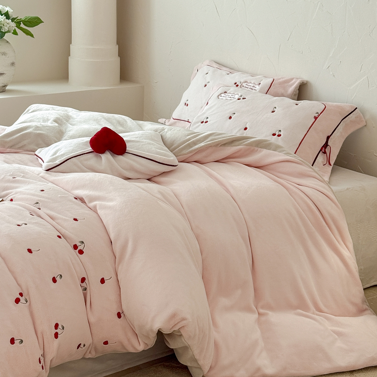 91家纺网 家纺一手货源 找家纺 极简 2025新款牛奶绒蝴蝶结刺绣四件套-樱桃慕斯 樱桃慕斯-玉