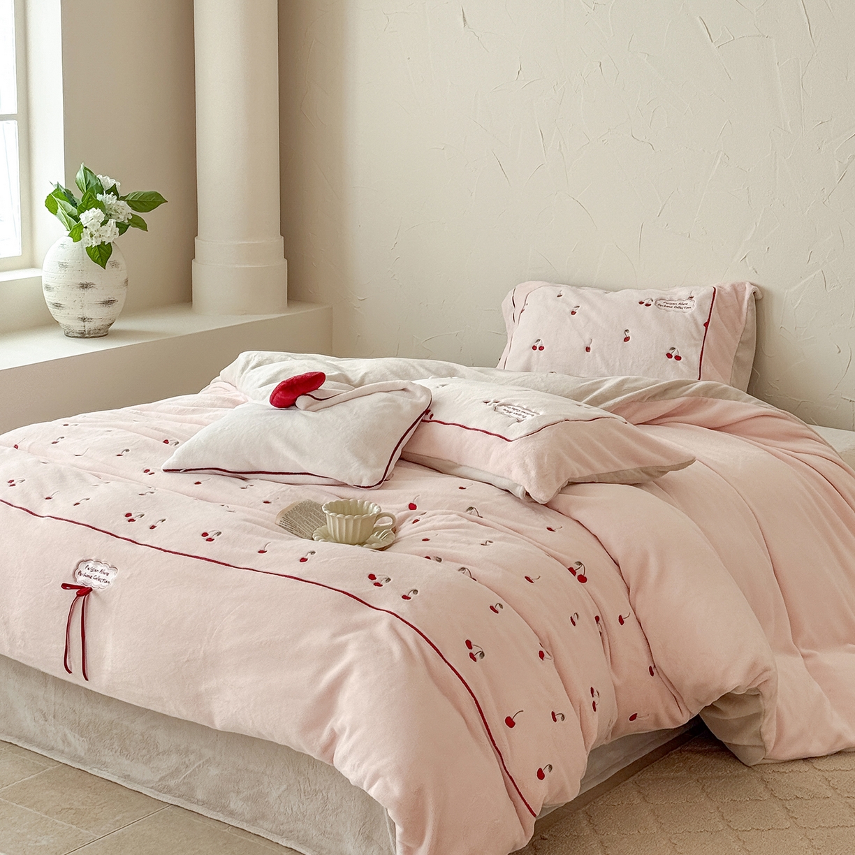 91家纺网 家纺一手货源 找家纺 极简 2025新款牛奶绒蝴蝶结刺绣四件套-樱桃慕斯 樱桃慕斯-玉