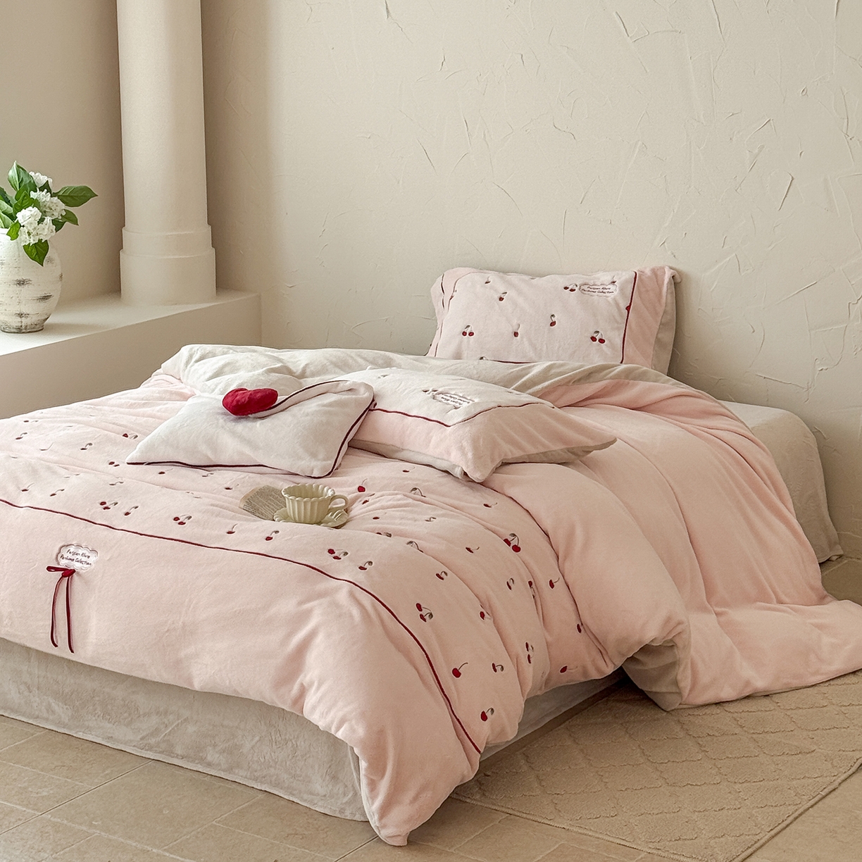 91家纺网 家纺一手货源 找家纺 极简 2025新款牛奶绒蝴蝶结刺绣四件套-樱桃慕斯 樱桃慕斯-玉