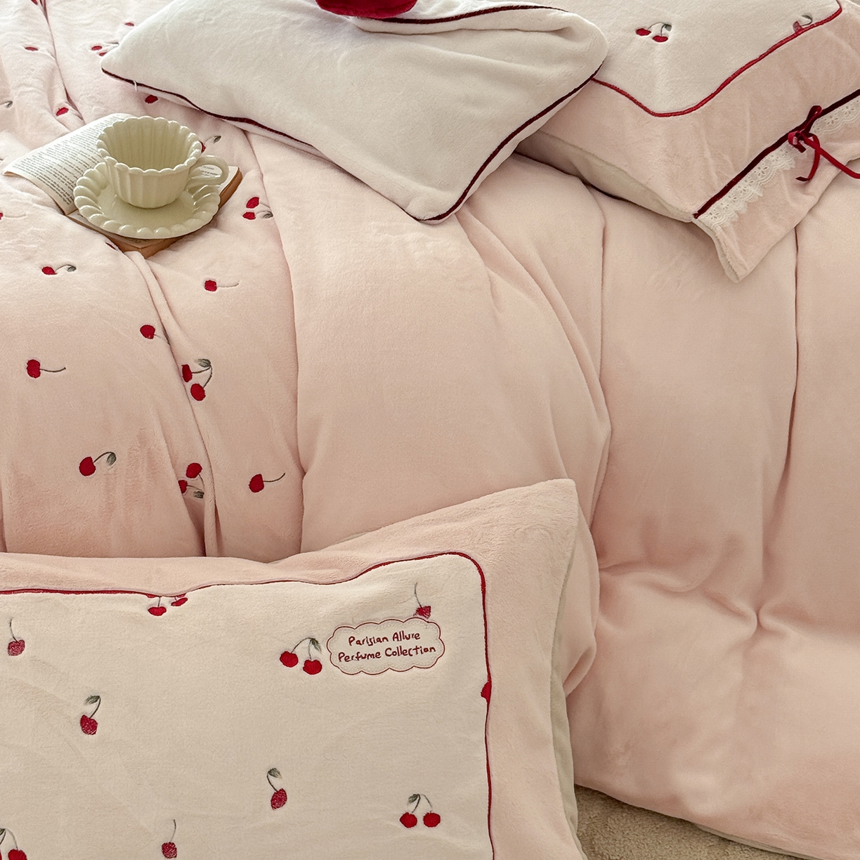 91家纺网 家纺一手货源 找家纺 极简 2025新款牛奶绒蝴蝶结刺绣四件套-樱桃慕斯 樱桃慕斯-玉