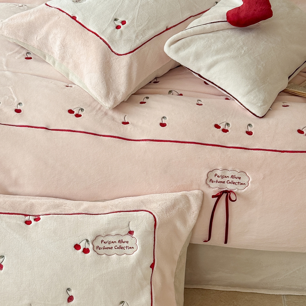 91家纺网 家纺一手货源 找家纺 极简 2025新款牛奶绒蝴蝶结刺绣四件套-樱桃慕斯 樱桃慕斯-玉