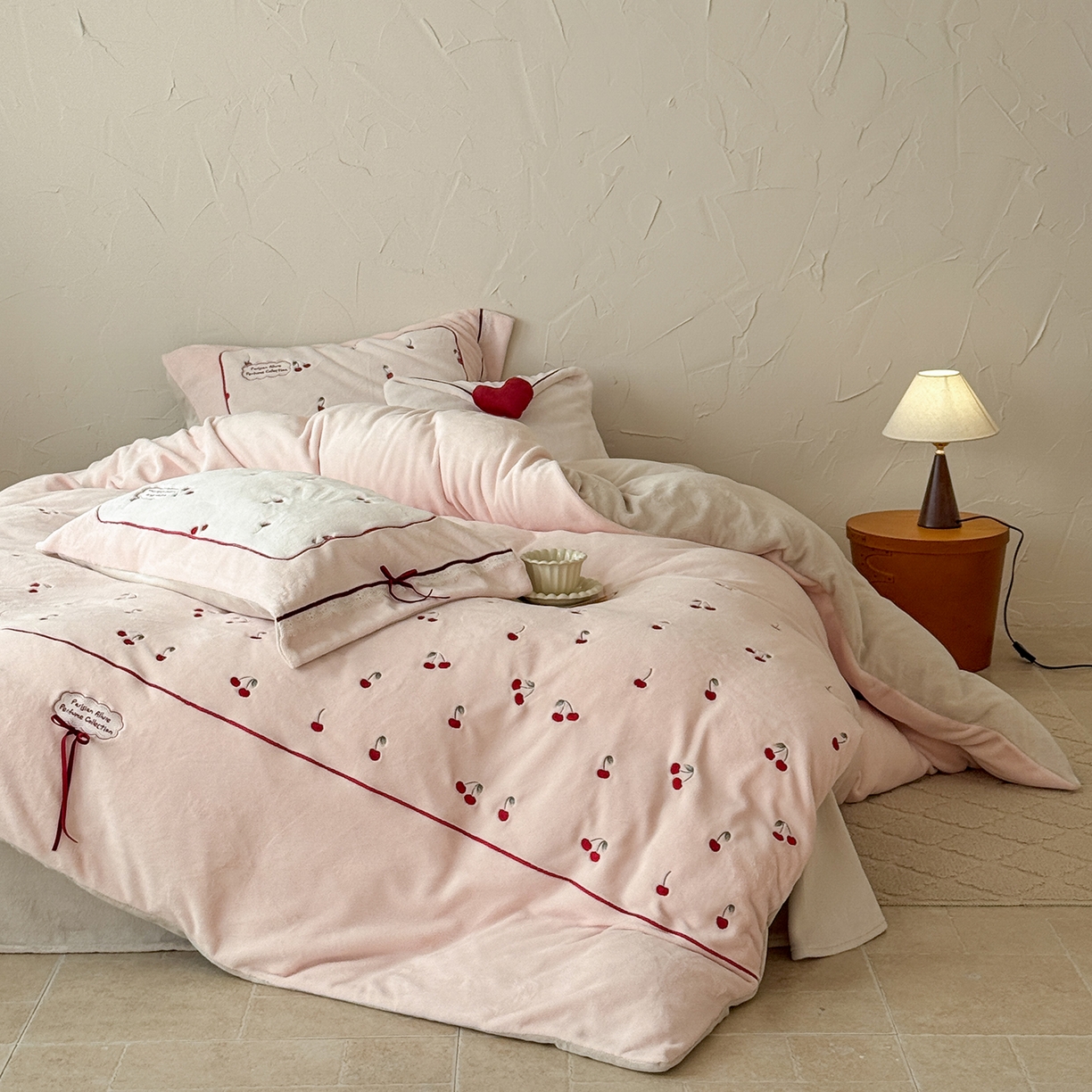 91家纺网 家纺一手货源 找家纺 极简 2025新款牛奶绒蝴蝶结刺绣四件套-樱桃慕斯 樱桃慕斯-玉