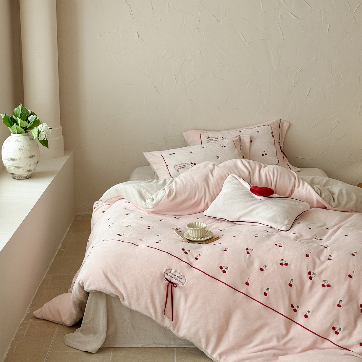 91家纺网 家纺一手货源 找家纺 极简 2025新款牛奶绒蝴蝶结刺绣四件套-樱桃慕斯 樱桃慕斯-玉