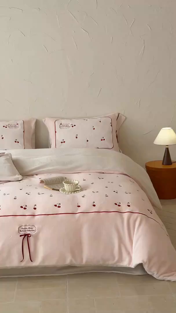 91家纺网 家纺一手货源 找家纺 极简 2025新款牛奶绒蝴蝶结刺绣四件套-樱桃慕斯 樱桃慕斯-玉