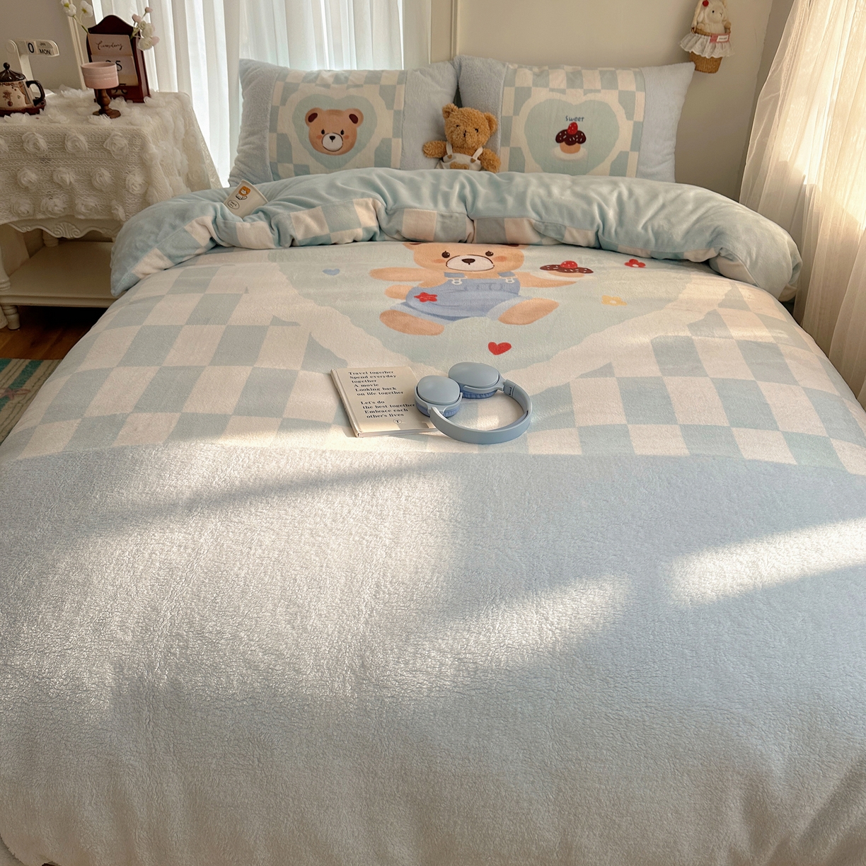 91家纺网 家纺一手货源 找家纺 Sweet dreams甜梦 2025秋冬数码大版牛奶绒泰迪绒拼接四件套 蛋糕小熊