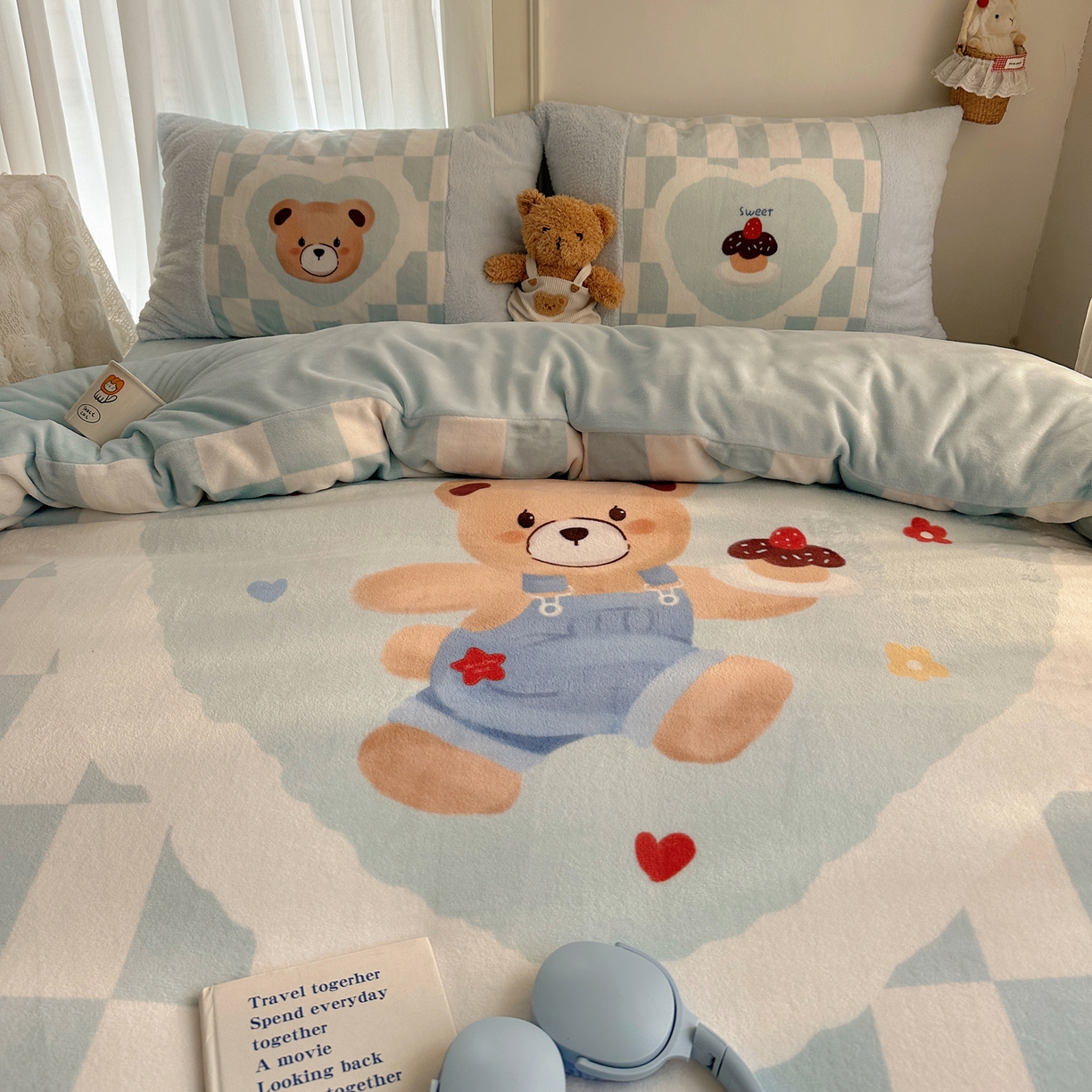 91家纺网 家纺一手货源 找家纺 Sweet dreams甜梦 2025秋冬数码大版牛奶绒泰迪绒拼接四件套 蛋糕小熊