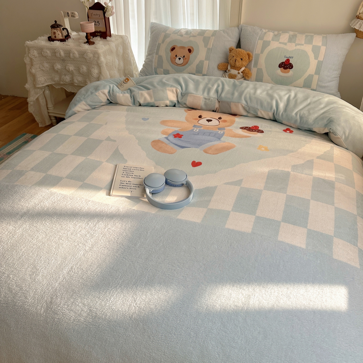 91家纺网 家纺一手货源 找家纺 Sweet dreams甜梦 2025秋冬数码大版牛奶绒泰迪绒拼接四件套 蛋糕小熊