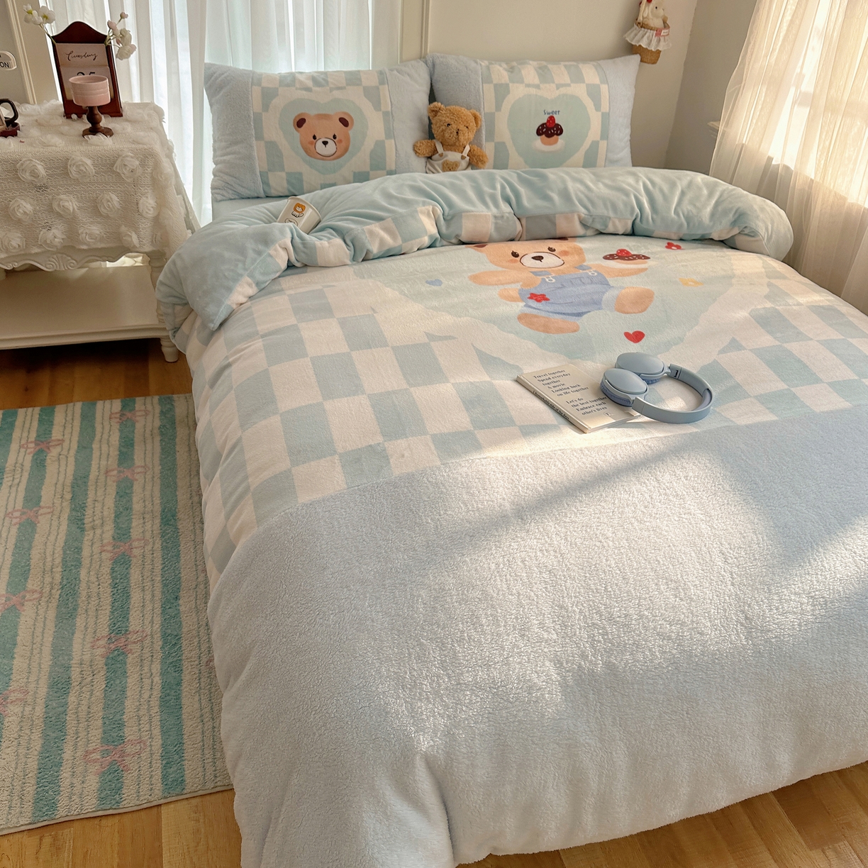 91家纺网 家纺一手货源 找家纺 Sweet dreams甜梦 2025秋冬数码大版牛奶绒泰迪绒拼接四件套 蛋糕小熊