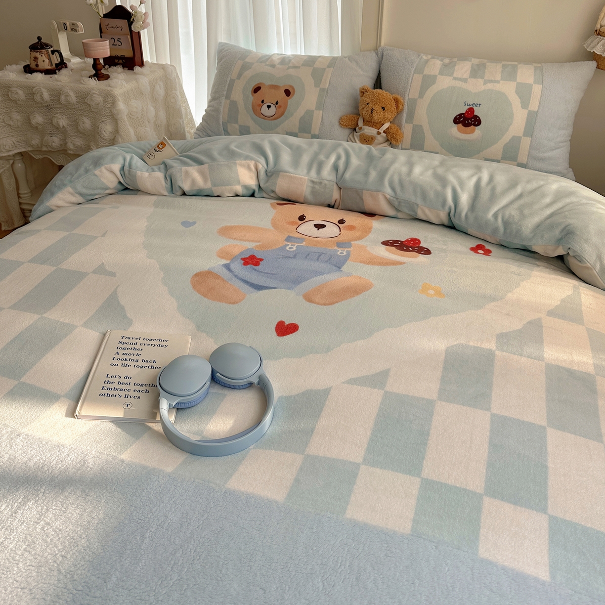 91家纺网 家纺一手货源 找家纺 Sweet dreams甜梦 2025秋冬数码大版牛奶绒泰迪绒拼接四件套 蛋糕小熊