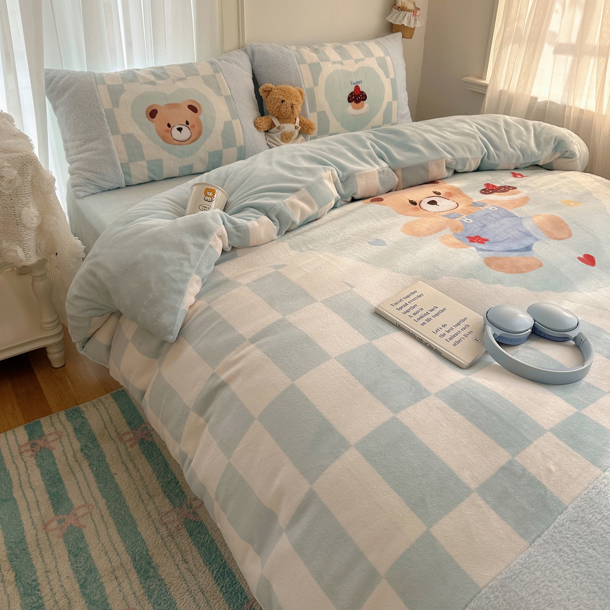 91家纺网 家纺一手货源 找家纺 Sweet dreams甜梦 2025秋冬数码大版牛奶绒泰迪绒拼接四件套 蛋糕小熊