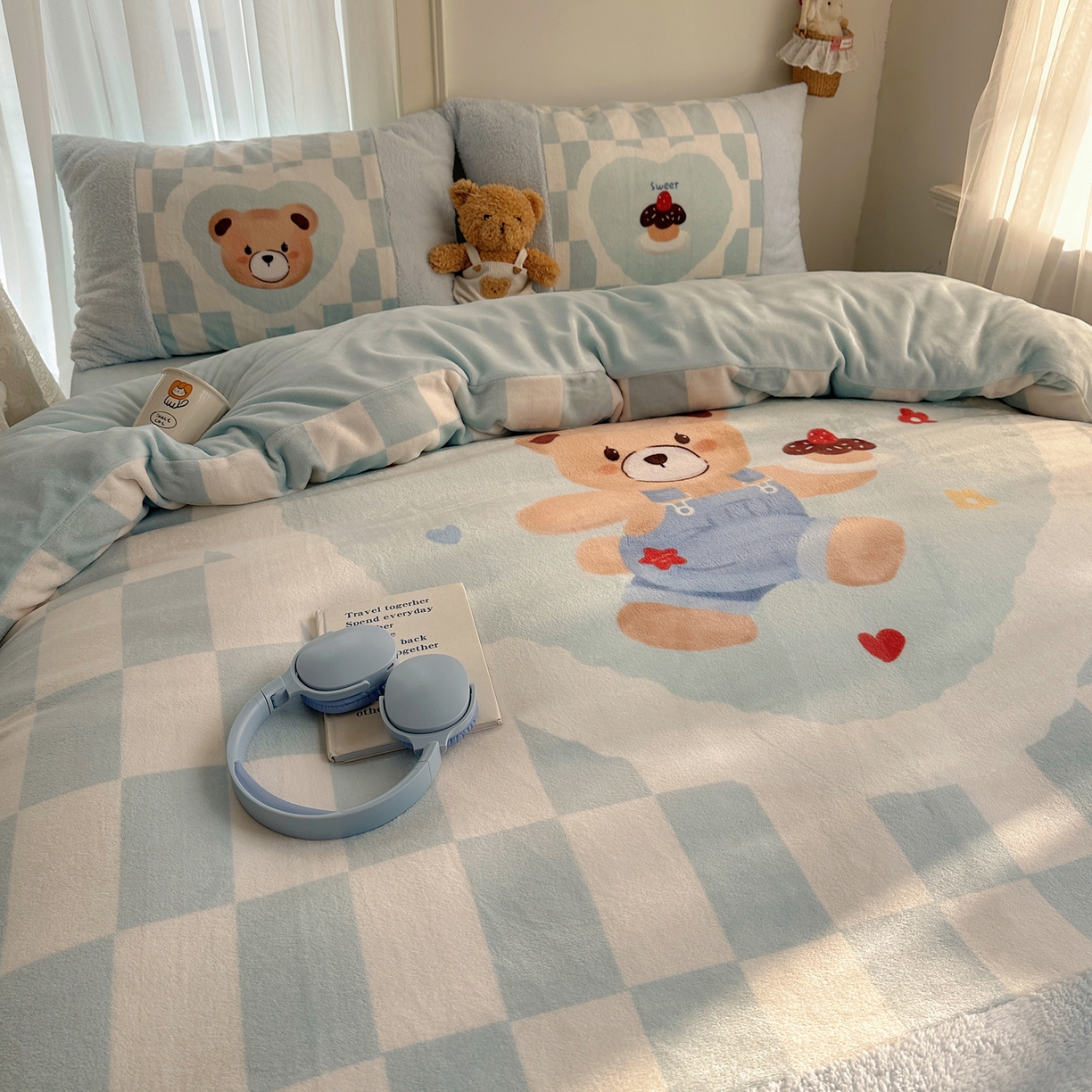 91家纺网 家纺一手货源 找家纺 Sweet dreams甜梦 2025秋冬数码大版牛奶绒泰迪绒拼接四件套 蛋糕小熊