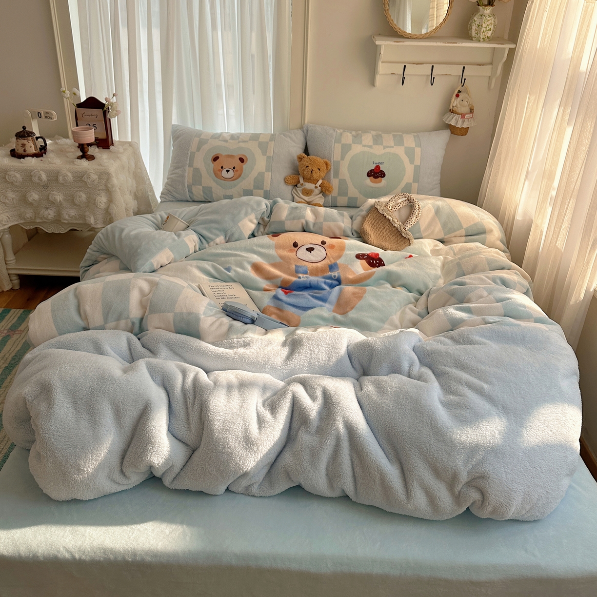 91家纺网 家纺一手货源 找家纺 Sweet dreams甜梦 2025秋冬数码大版牛奶绒泰迪绒拼接四件套 蛋糕小熊