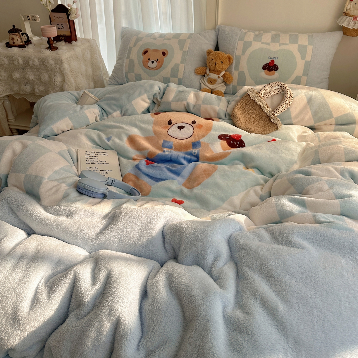 91家纺网 家纺一手货源 找家纺 Sweet dreams甜梦 2025秋冬数码大版牛奶绒泰迪绒拼接四件套 蛋糕小熊