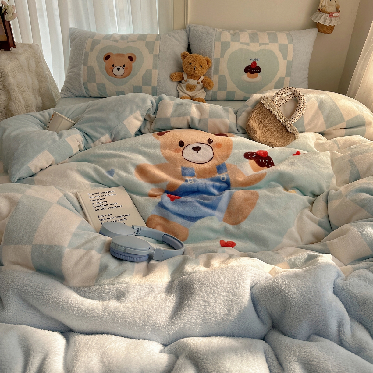 91家纺网 家纺一手货源 找家纺 Sweet dreams甜梦 2025秋冬数码大版牛奶绒泰迪绒拼接四件套 蛋糕小熊