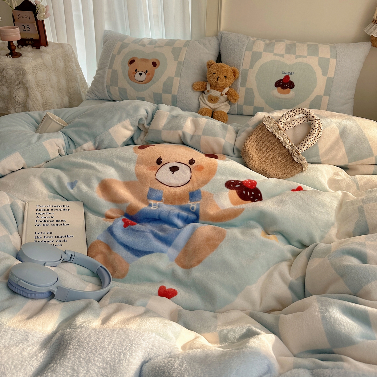 91家纺网 家纺一手货源 找家纺 Sweet dreams甜梦 2025秋冬数码大版牛奶绒泰迪绒拼接四件套 蛋糕小熊