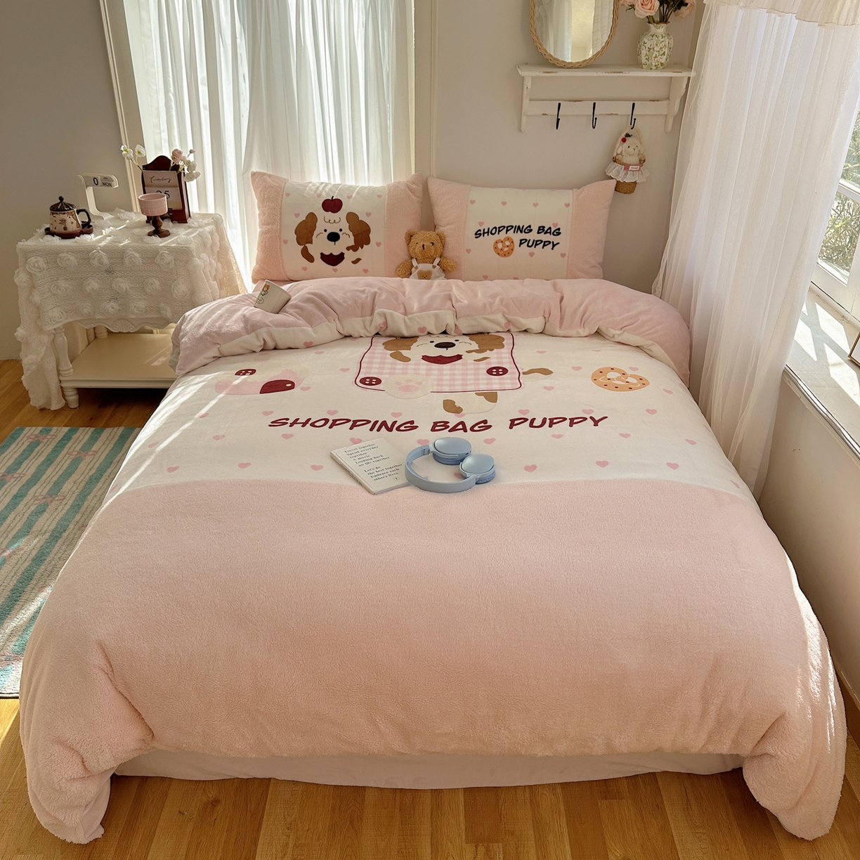 91家纺网 家纺一手货源 找家纺 Sweet dreams甜梦 2025秋冬数码大版牛奶绒泰迪绒拼接四件套 购物袋小狗