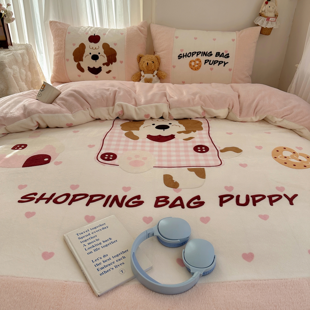 91家纺网 家纺一手货源 找家纺 Sweet dreams甜梦 2025秋冬数码大版牛奶绒泰迪绒拼接四件套 购物袋小狗