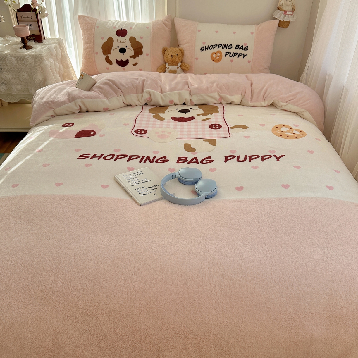 91家纺网 家纺一手货源 找家纺 Sweet dreams甜梦 2025秋冬数码大版牛奶绒泰迪绒拼接四件套 购物袋小狗