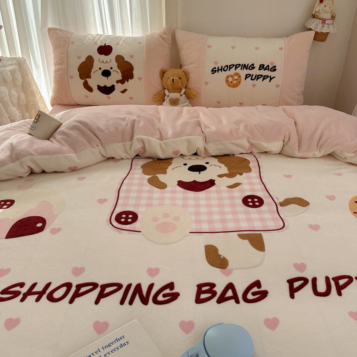 91家纺网 家纺一手货源 找家纺 Sweet dreams甜梦 2025秋冬数码大版牛奶绒泰迪绒拼接四件套 购物袋小狗