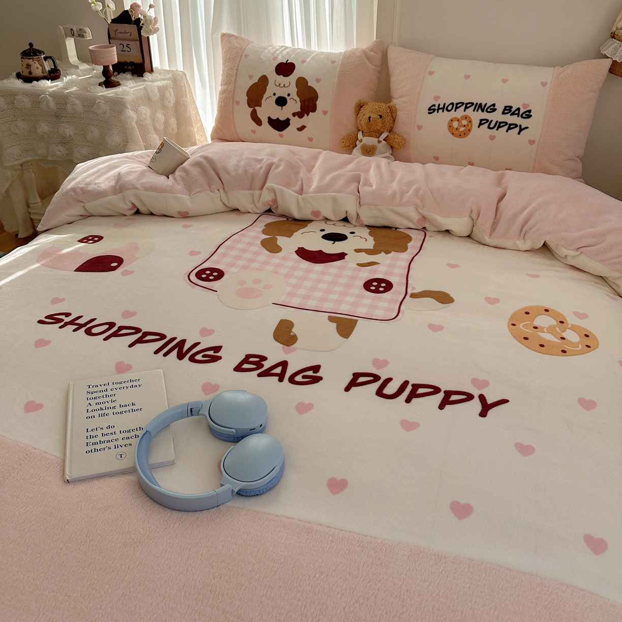 91家纺网 家纺一手货源 找家纺 Sweet dreams甜梦 2025秋冬数码大版牛奶绒泰迪绒拼接四件套 购物袋小狗