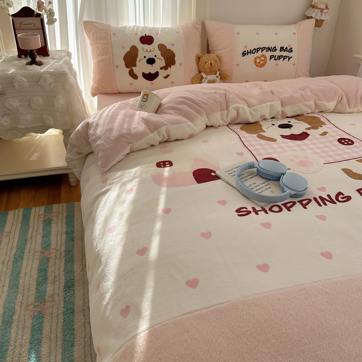 91家纺网 家纺一手货源 找家纺 Sweet dreams甜梦 2025秋冬数码大版牛奶绒泰迪绒拼接四件套 购物袋小狗